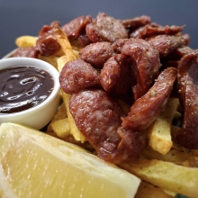 Λουκάνικο Χωριάτικο Τηγανητό με Bbq Σως