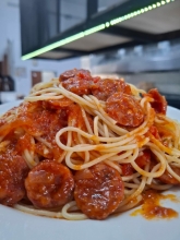 Μακαρόνια με Σάλτσα και Λουκάνικο