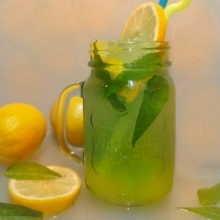 Σπιτική Λεμονάδα με Λικέρ Μέντας