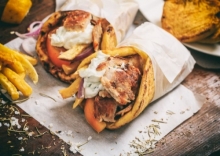 4 Τυλιχτά επιλογής + 1 Μερίδα Πατάτες + 1 Dip επιλογής + 2 Αναψυκτικά 330ml επιλογής ΔΩΡΟ
