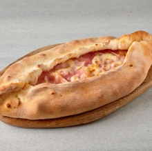 Πεϊνιρλί Τυρί - Μοτσαρέλα - Παρμεζάνα - Αυγό - Καπνιστό Μπέικον - Πιπεριά - Μανιτάρια - Σάλτσα Ντομάτας