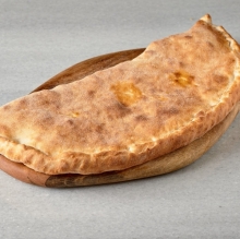 Καλτσόνε Τυρί - Ζαμπόν - Καπνιστό Μπέικον - Μοτσαρέλα - Παρμεζάνα - Σάλτσα Ντομάτας