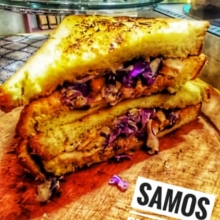 Brioche Sando με Παναρισμένο Κοτόπουλο