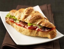 Κρουασάν Βουτύρου Philadelphia - Προσούτο - Ντοματίνια - Ρόκα