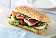 Τσιαπάτα με Φιλέτο Κοτόπουλο και Γραβιέρα Κρήτης