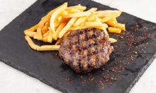 Μπιφτέκι Μοσχαρίσιο Σχάρας + Σαλάτα Αγγουροντομάτα