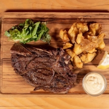 Σπαλομπριζόλα Τηγανητή με Κρεμμύδια και Πιπεριές