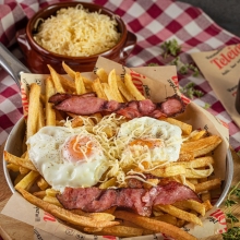 Πατάτες Τηγανητές με Τυρί, Μπέικον και Αυγά Μάτια