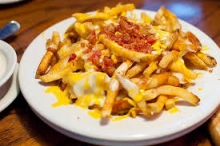 Πατάτες Τηγανιτές Φρέσκες με Τυρί Cheddar Σως