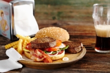 4 Chicken Wings με Πατάτες Τηγανητές + 1 Hamburger + 1 Σαλάτα Ατομική Caesars + 1 Coca-Cola 330ml