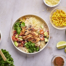 Rice Bowl με Μπιφτεκάκια, Κόκκινη Σάλτσα και Κεφαλοτύρι