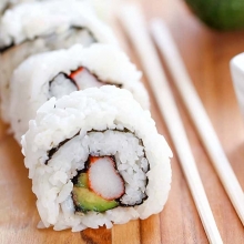 Sushi με Γαρίδες, Philadlephia, Αγγούρι, Ρύζι και Τραγανό Σουσάμι