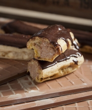 Eclair με Κρέμα Σοκολάτας, Γλάσο Bitter Σοκολάτας και Καραμελωμένο Φουντούκι