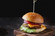1 Cheeseburger με Πατάτες Country + 1 Αναψυκτικό 330ml επιλογής