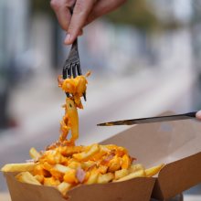 Πατάτες Τηγανητές με Cheddar Sauce και Ψιλοκομμένο Μπέικον