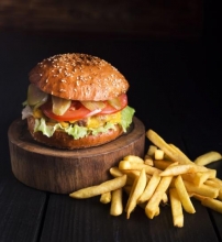 1 Burger «ΜΠΟΥΛΗΣ» με Πατάτες Τηγανητές + 1 Pepsi 330ml