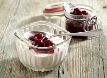 Στραγγιστό Γιαούρτι 2% με Τριμμένο Μπισκότο και Μαρμελάδα Ρόδι