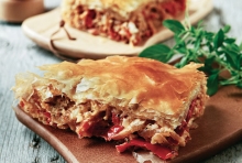 Πίτα Ταψιού με Τυρί, Πιπεριά και Ντομάτα