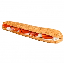 Κουλούρι με Κρέμα Φέτας, Καβουρδισμένο Σουσάμι, Μαυροκούκι, Ντοματίνια και Φρέσκο Ελαιόλαδο