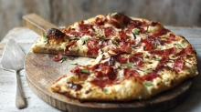 2 Πίτσες Γίγας επιλογής + ΔΩΡΟ 1 Αναψυκτικό 1.5lt επιλογής