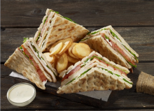 1 Pita Club επιλογής + 1 Σαλάτα Ντερλίσιμο