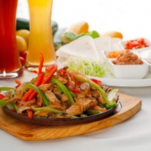 Κοτόπουλο Μεξικάνικο με Πολύχρωμες Πιπεριές