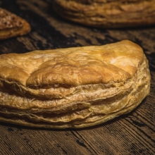 ΠΑΙΔΙΚΟ ΓΕΥΜΑ: 1 Τυρόπιτα Μισοφέγγαρο + 1 Amita Motion 330ml