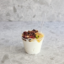 Στραγγιστό Γιαούρτι 2% με Granola Dark Choco και Μέλι