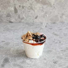 Στραγγιστό Γιαούρτι 2% με Δημητριακά Ολικής Άλεσης και Γλυκό Βύσσινο