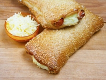 Λουκανικόπιτα με Κασέρι