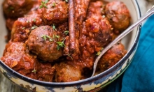 BLACK FRIDAY: 2 Μερίδες Σουτζουκάκια Σμυρνέικα (1+1 ΔΩΡΟ)