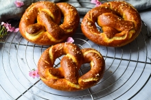 Bretzel Avocado - Αυγό - Μπέικον - Μαγιονέζα - Ρόκα - Ντομάτα