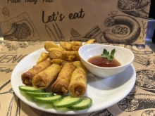 4 Spring Rolls με Γλυκόξινη Σάλτσα και Πατάτες Country