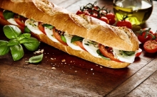 Μπαγκέτα Λευκή με Κασέρι - Γαλοπούλα - Ντομάτα - Αγγούρι- Μαγιονέζα